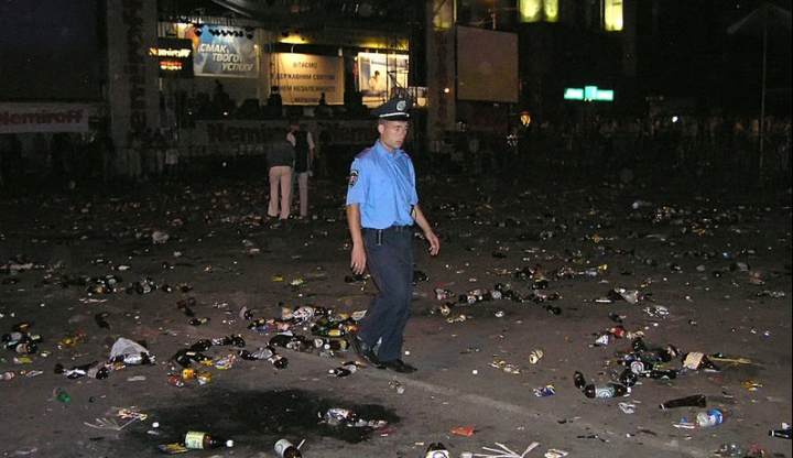 policininkas šiukšlyne